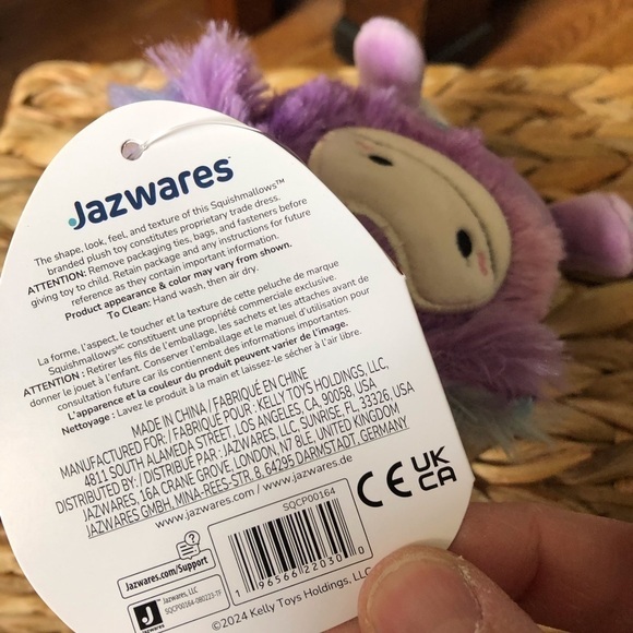 Squishmallows: Valentine's Day Eden the yeti bag clip 3.5" - Picture 5 of 5